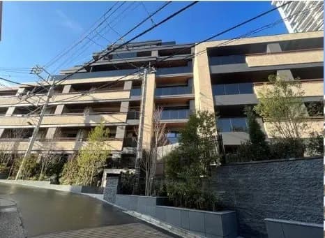 都市部に位置するモダンなマンションの外観、日当たり良好、緑豊かな植栽付き