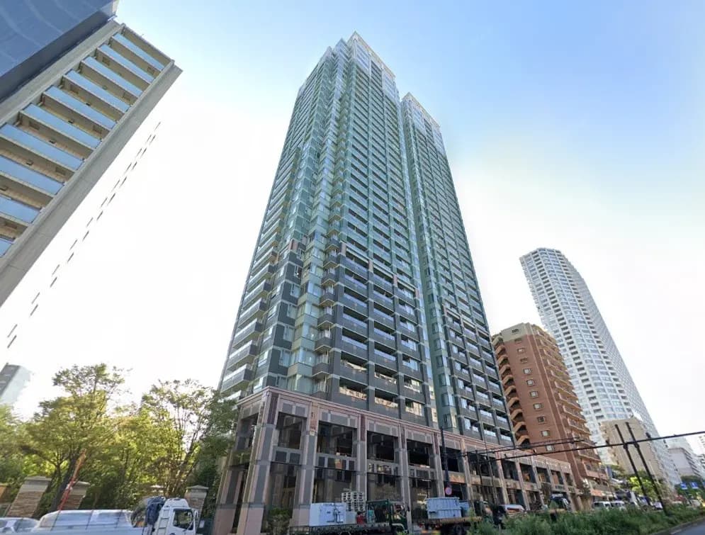 都会的な風景と高層マンション、晴天のもとでの青空と建物のファサード