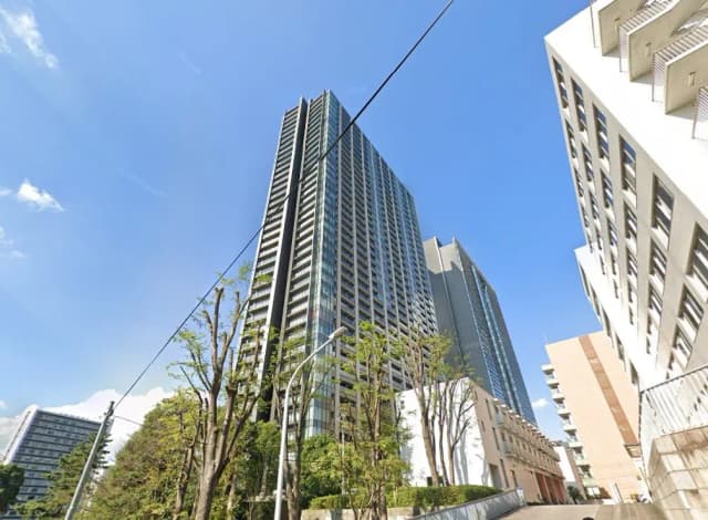 現代的なデザインの高層マンション、晴れた日の青空と都会の景観