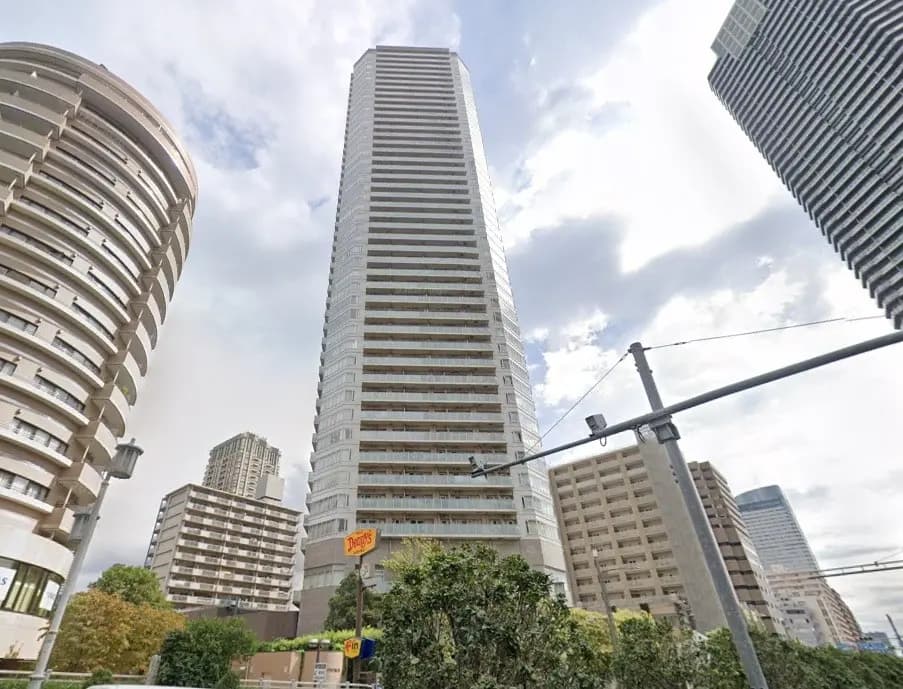 都会的な風景、高層ビルとマンション、曇り空、交通信号機