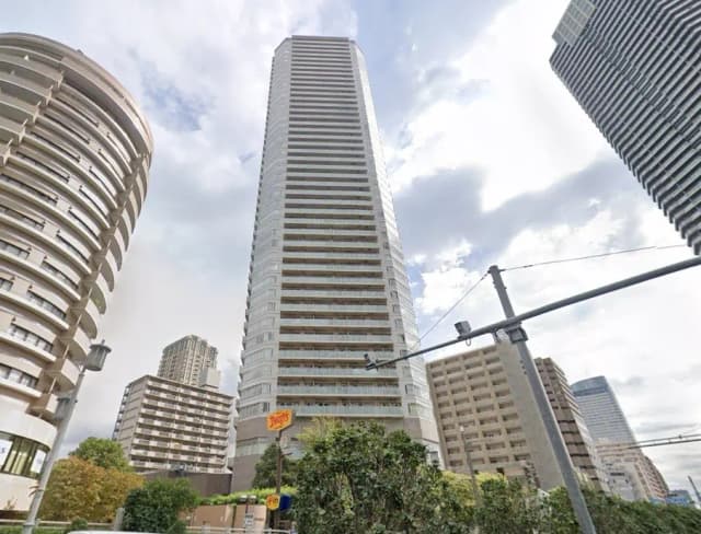 都会的な風景、高層ビルとマンション、曇り空、交通信号機