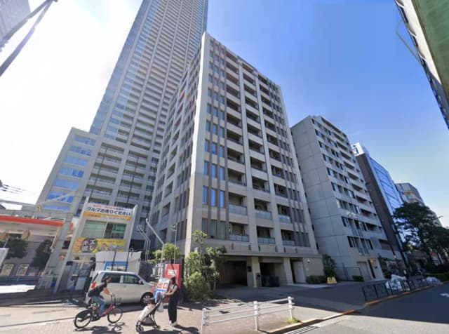 - 高層ビルと近代的なマンションが並ぶ都市の街並み、サイクリングする人々と日差しが差し込む青空の風景