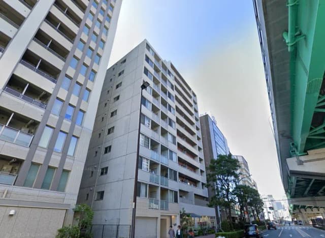 都市の風景と高層ビル、晴れた日の道路と歩行者