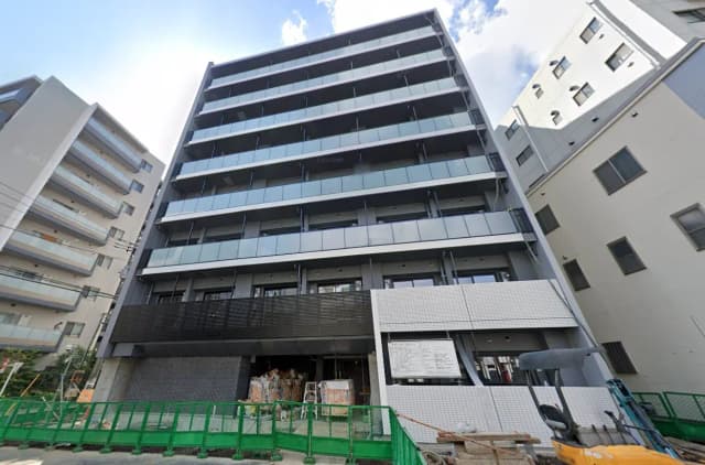 - 近代的な外観の新築マンション、バルコニー付きの階層構造、周囲に他の建物がある都市の風景
