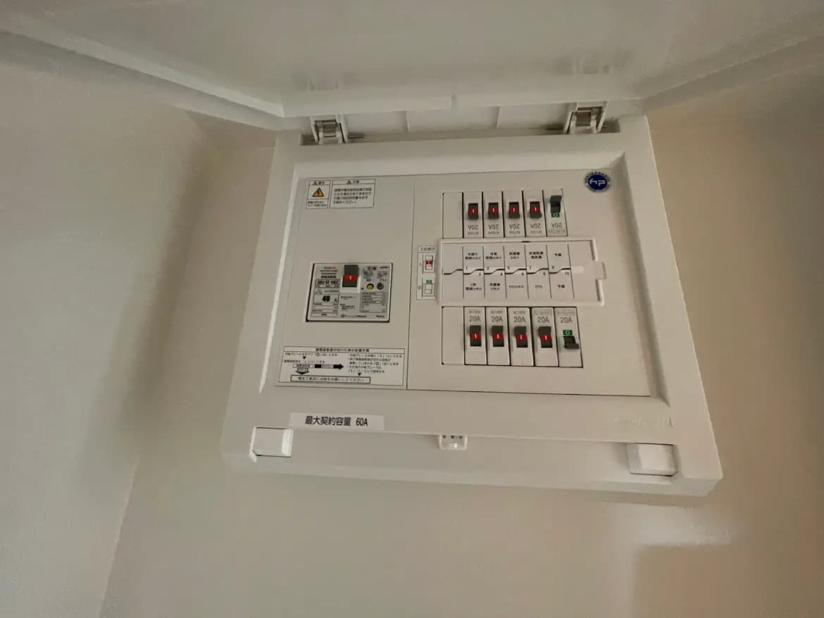 家庭用配電盤、ブレーカー切り替えスイッチと注意ラベルが付いた電気パネル