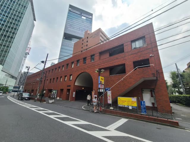 レンガ造りのアーチ型エントランスが特徴のビルの外観