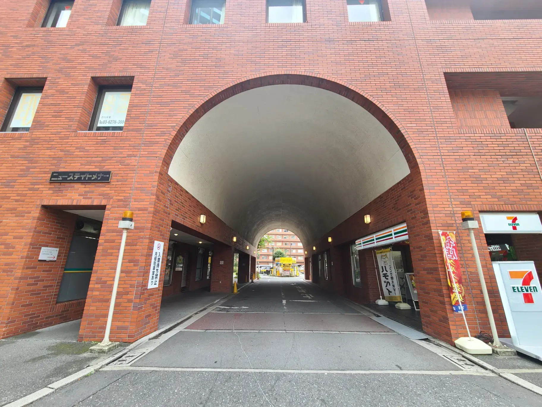 アーチ型の通り抜けが特徴的なレンガ造りの建物