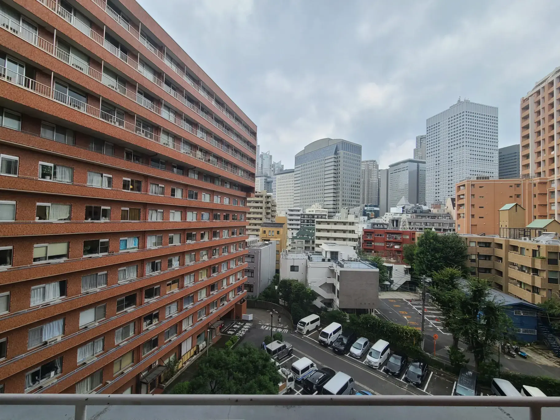 都心に近い多階層アパートメントの眺望