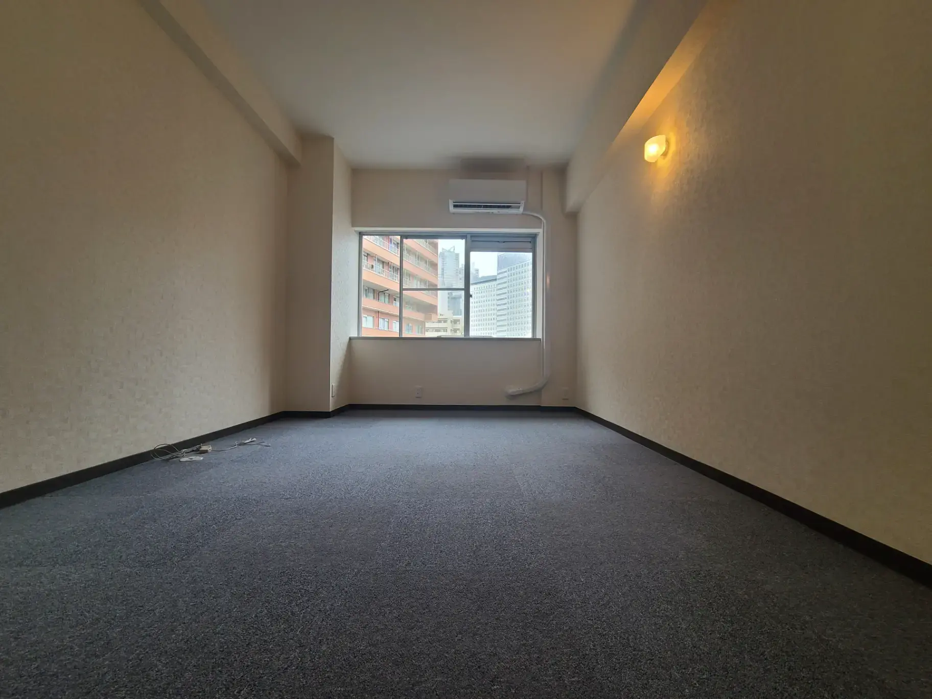 採光が入る窓のあるゆったりとした空の部屋