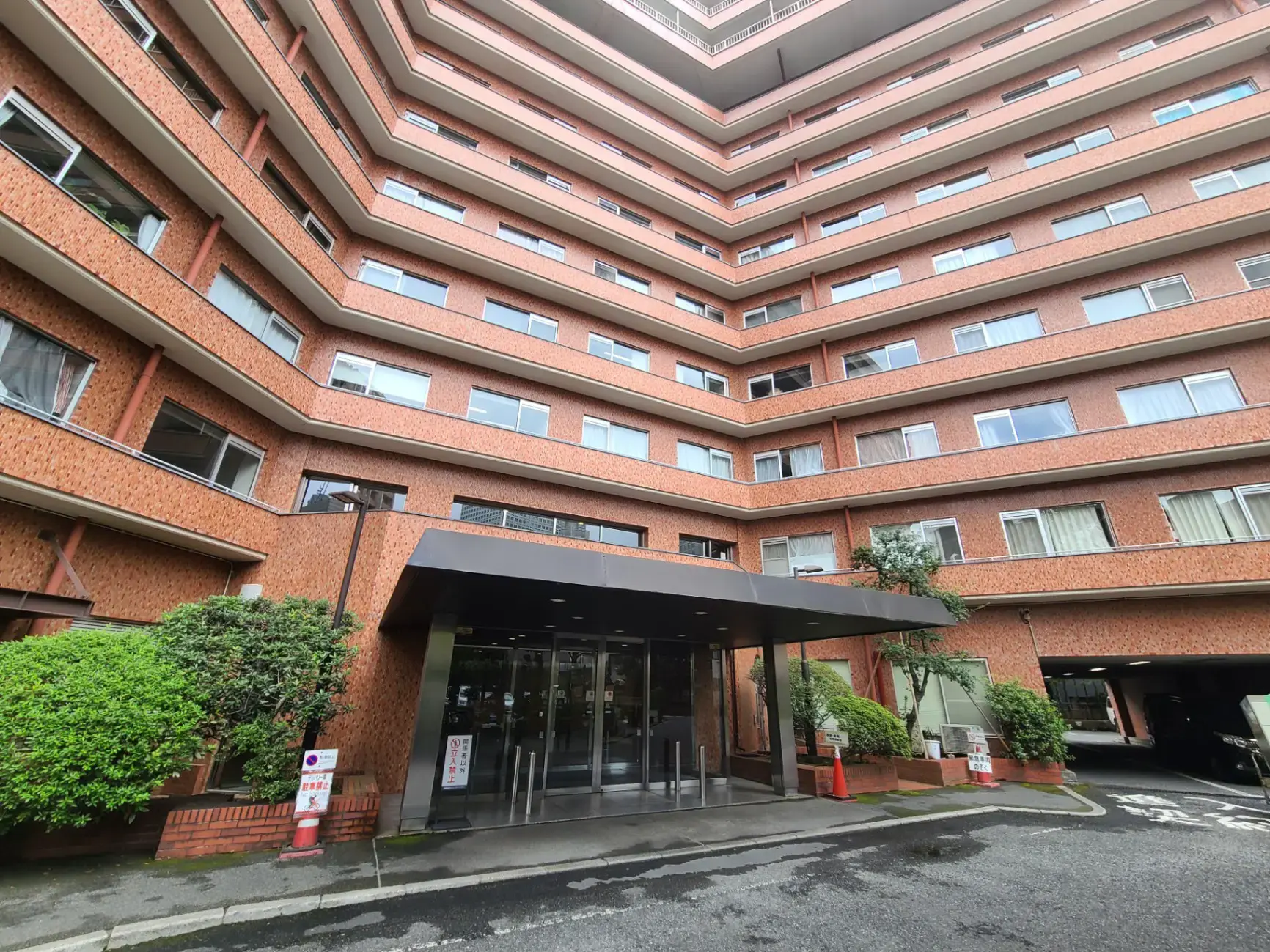 広々としたエントランスのあるレンガ調外壁のマンション