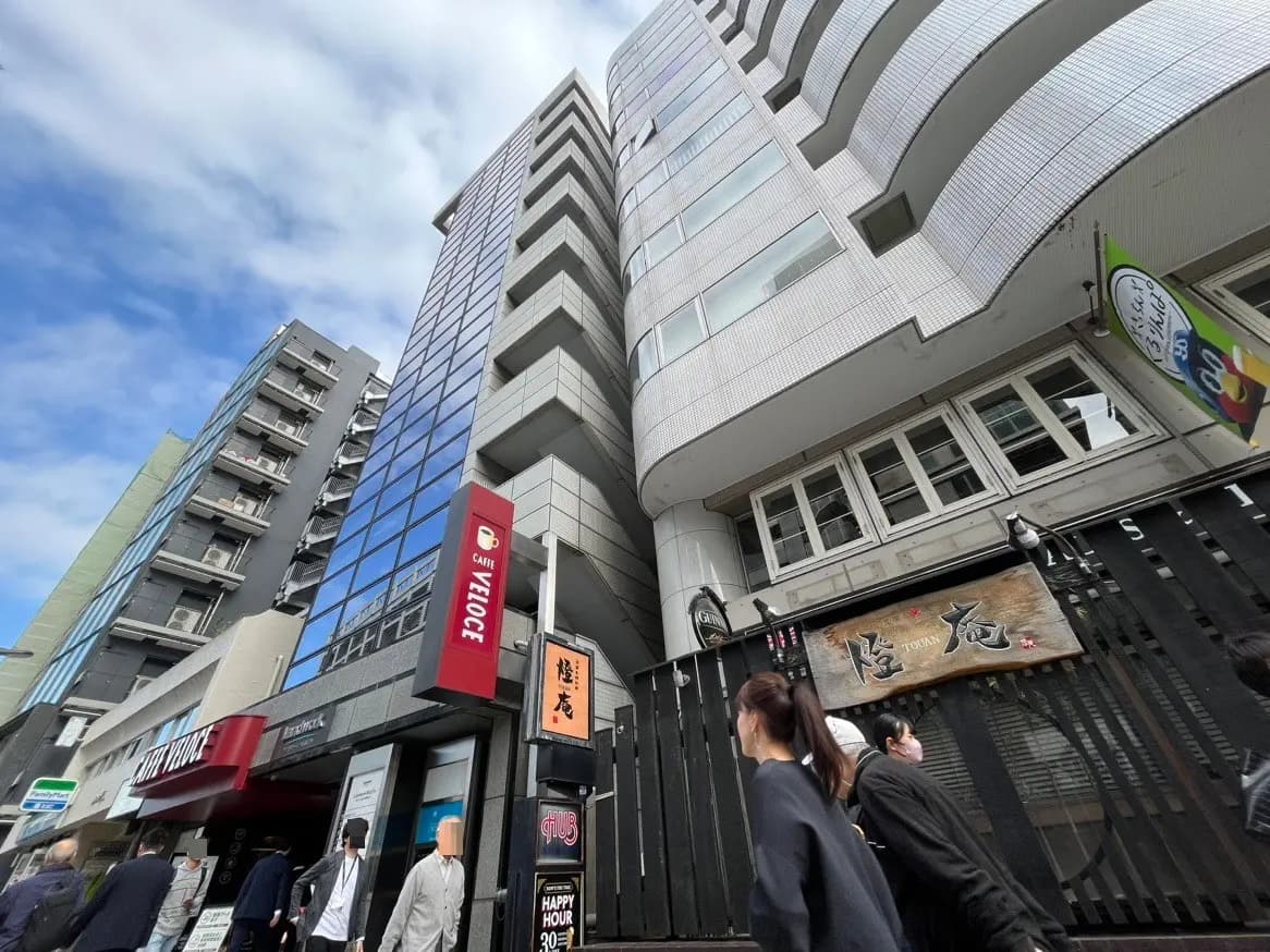 現代的な建築のオフィスビルとカフェ、都市の歩行者と青空