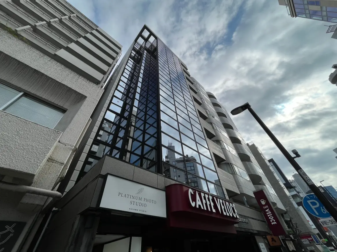 モダンな外観のビルとカフェの看板、都市の風景と曇り空