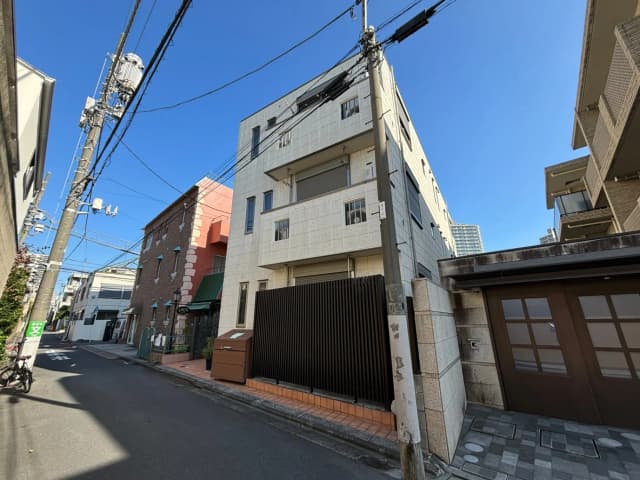 日本の都市部の狭い通りにある現代的な建物やアパートメント、晴れた日の都市の風景