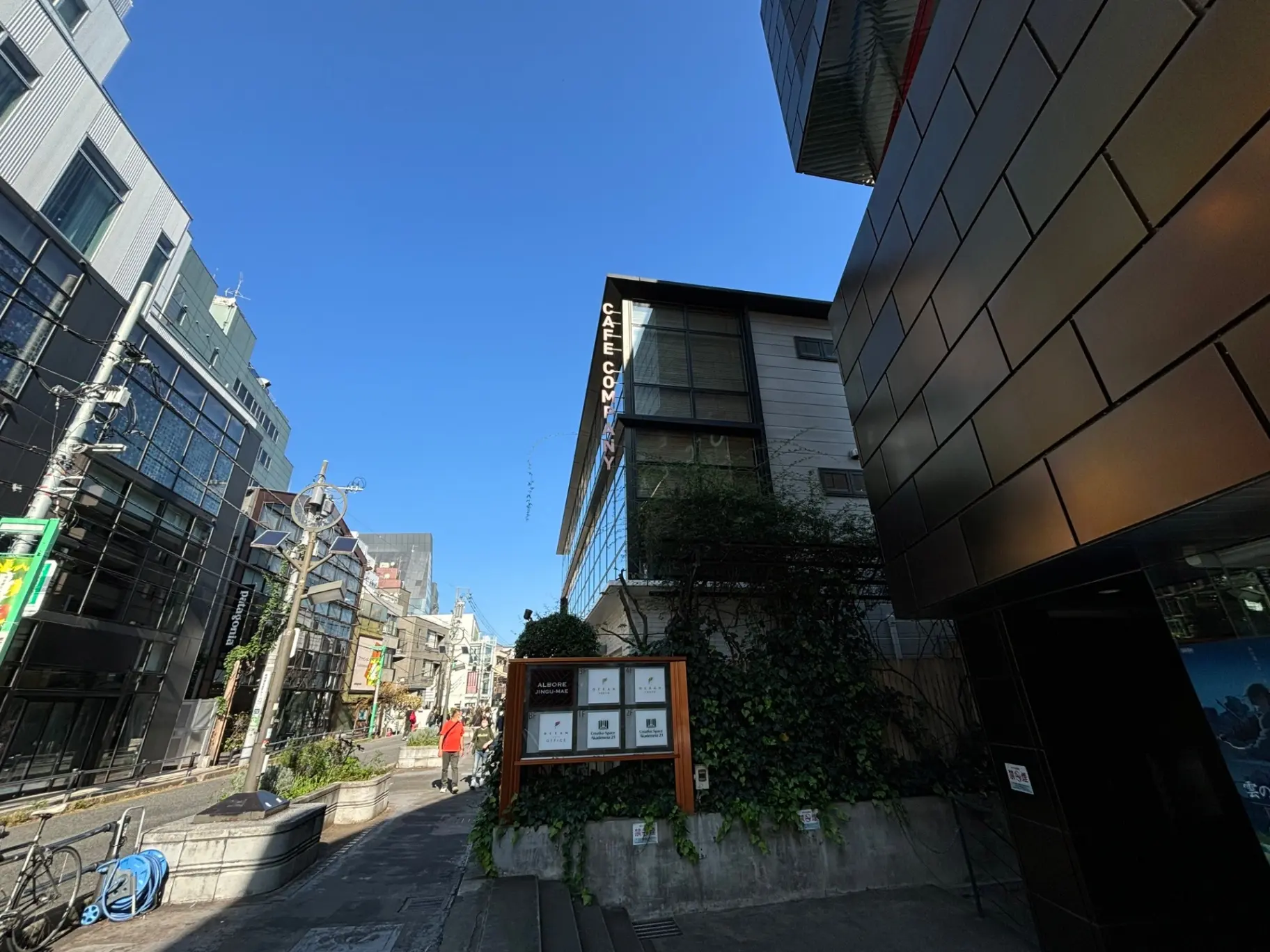 都会的な通り角、モダンな建築と伝統的な建物のコントラスト、青空の下の都市景観