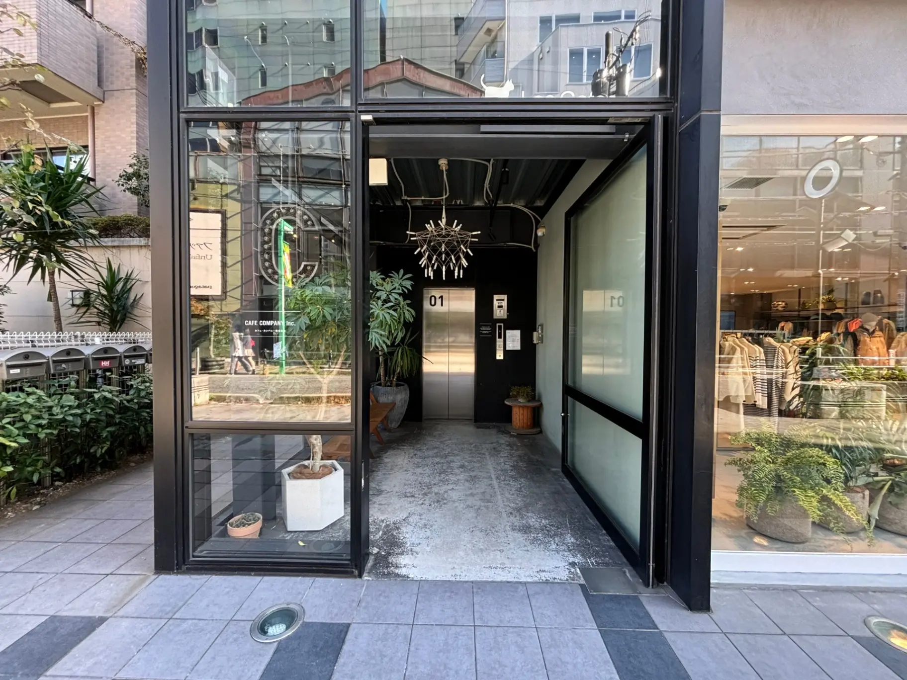 オシャレなガラスドアの入り口、都市のモダンなカフェとファッションショップのファサードデザイン