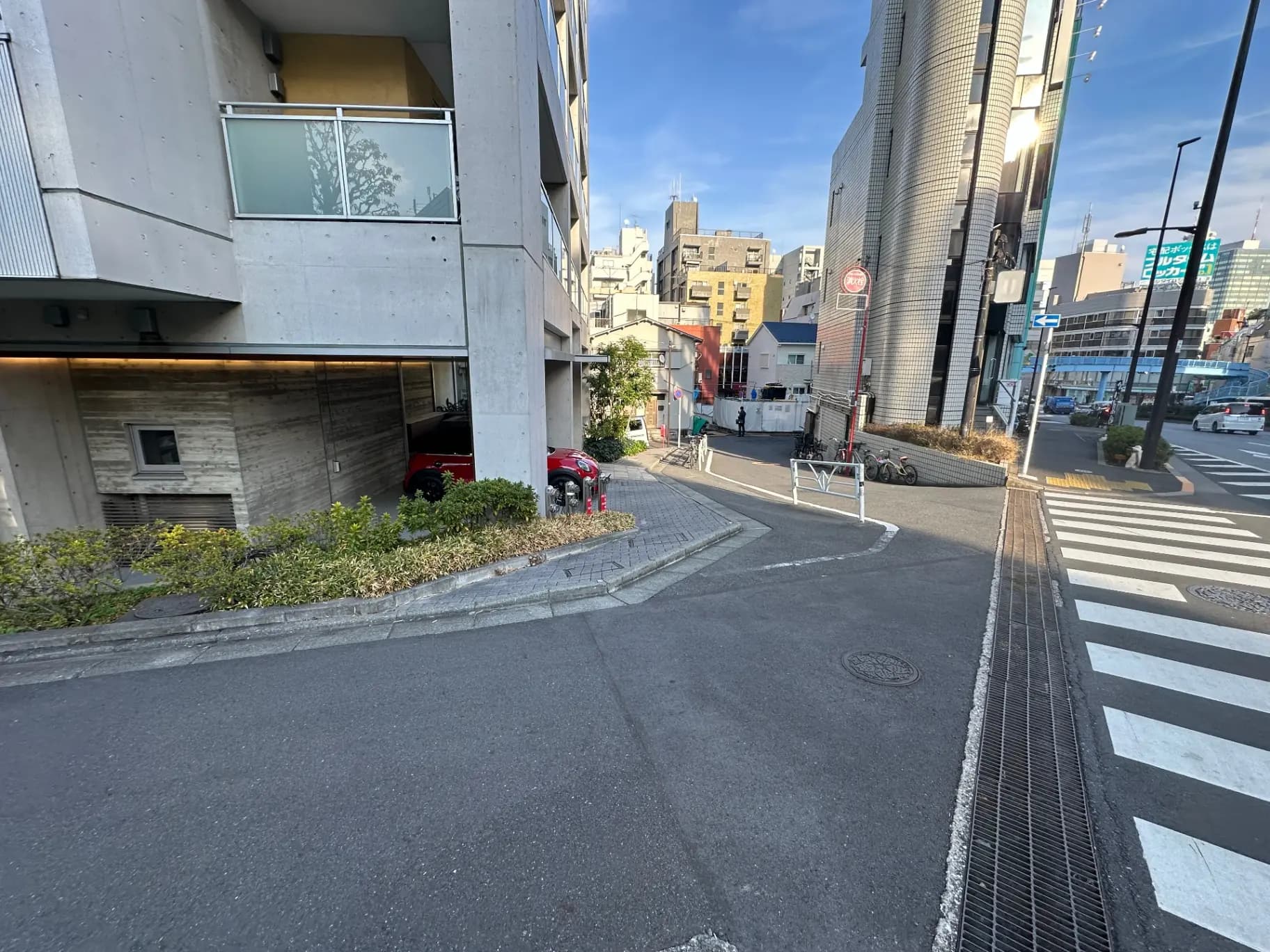 都市の交差点、歩道と車道のセパレータ、建物のファサードと公共スペース