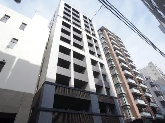 現代的なデザインのマンション外観、都市の住宅地に立つ複数階建ての建物