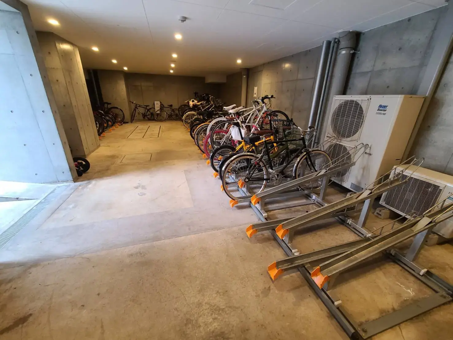 コンクリート打ちっぱなしの壁が特徴的な自転車駐輪スペース