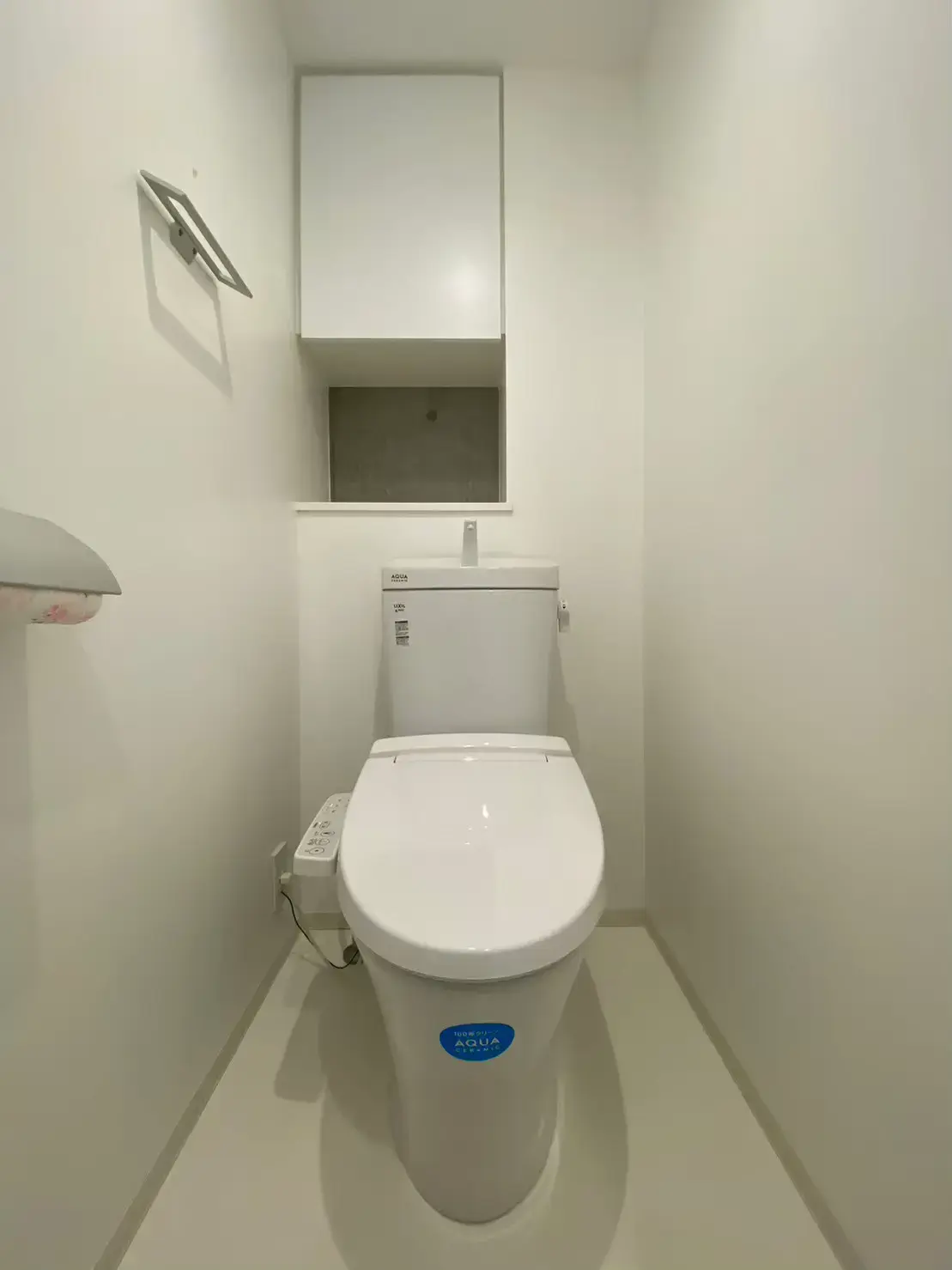 清潔感のあるホワイトトイレとビルトイン収納キャビネット