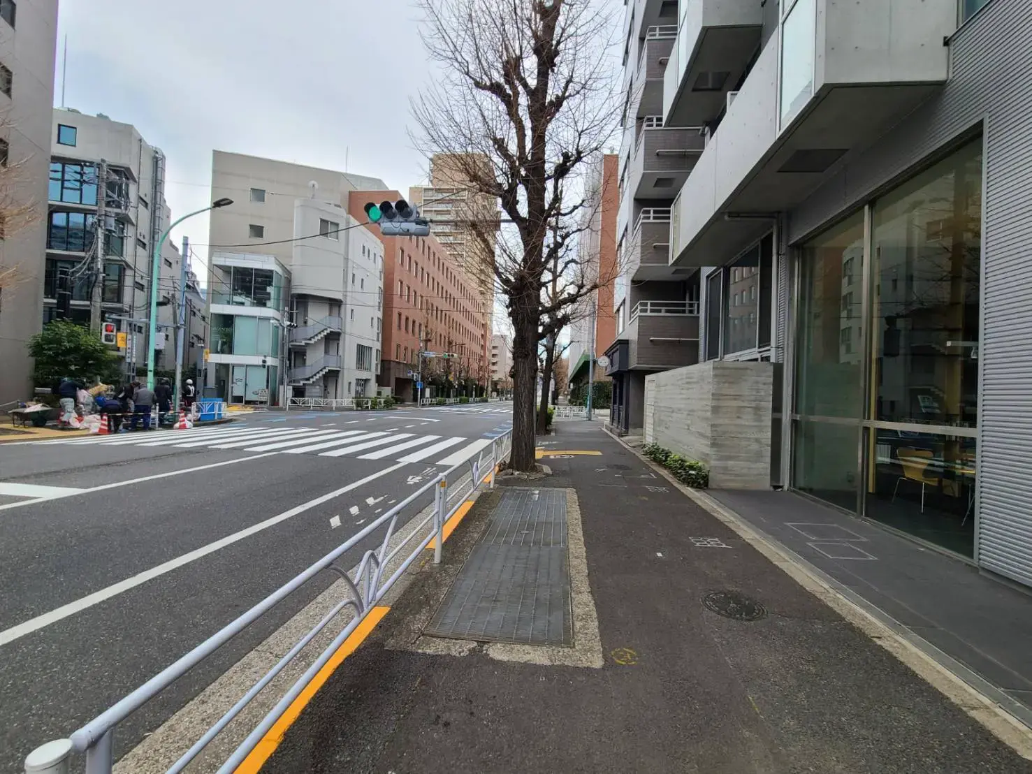 市街地の静かな通りに面したモダンな建物の外観