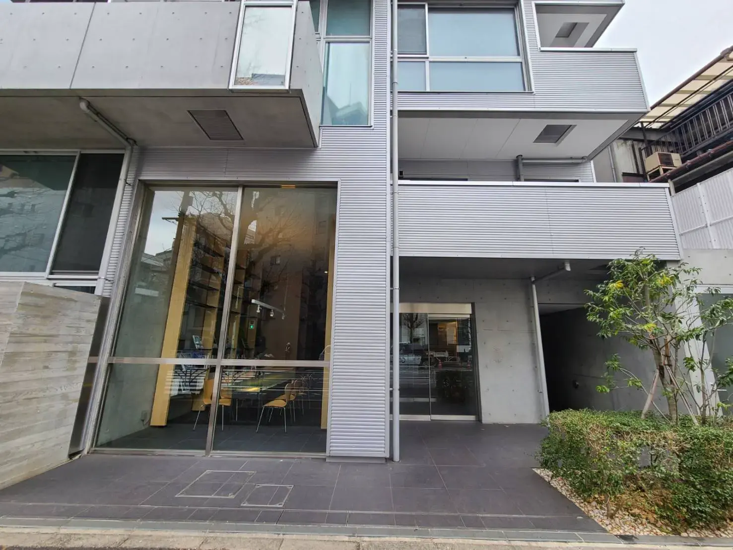 現代的なデザインの建物の入り口, ガラス張りのファサード