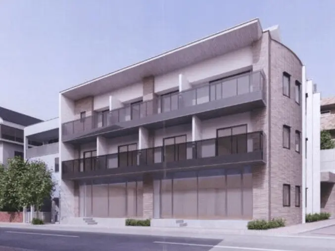 現代的な外観の都市型マンション、明るい色のファサード、大きな窓とバルコニー付き