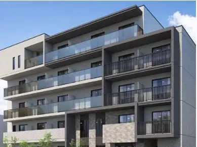 現代的な外観のマンション、バルコニー付きの複数階建て、都市型住宅デザイン
