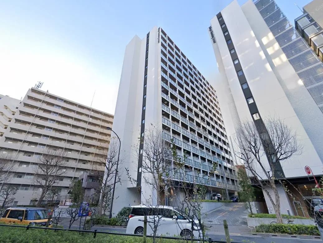 都市の風景、高層アパートビル並ぶ通り、晴れた日の都会的な住宅地