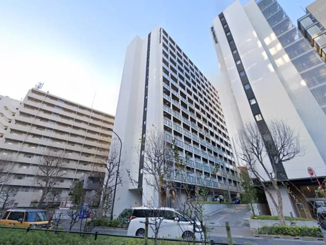 都市の風景、高層アパートビル並ぶ通り、晴れた日の都会的な住宅地