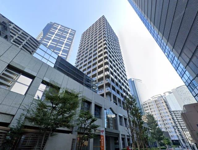 都市の高層ビルとオフィスビル、青空と近代的な建築デザイン