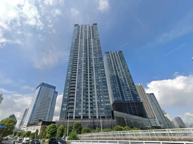 現代的な高層ビル群、青空と雲、都市のスカイライン、ガラス張りのファサード