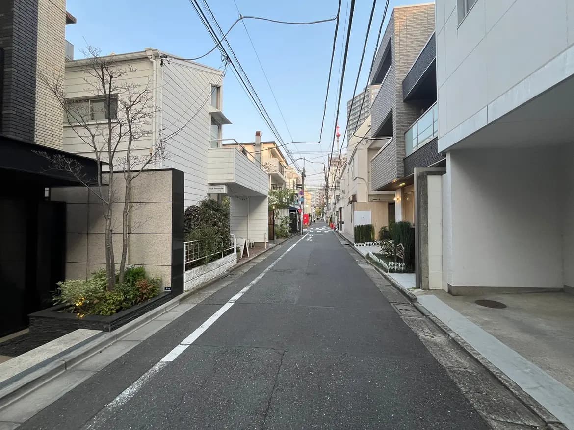 日本の都市部の住宅街の通り、現代的な建物と整備された歩道