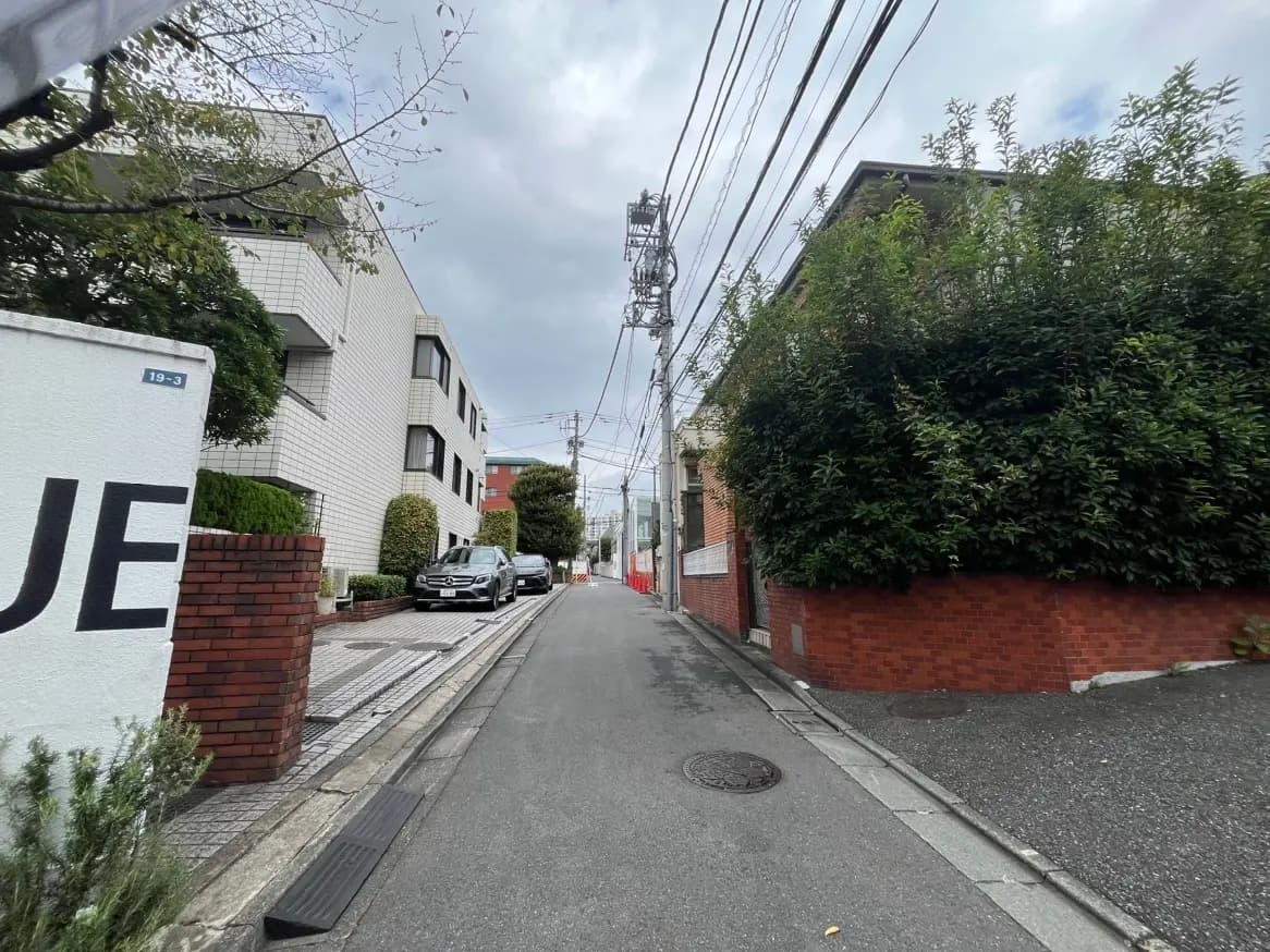 日本の住宅街の風景、くもり空の下の静かな通りと緑豊かな植栽