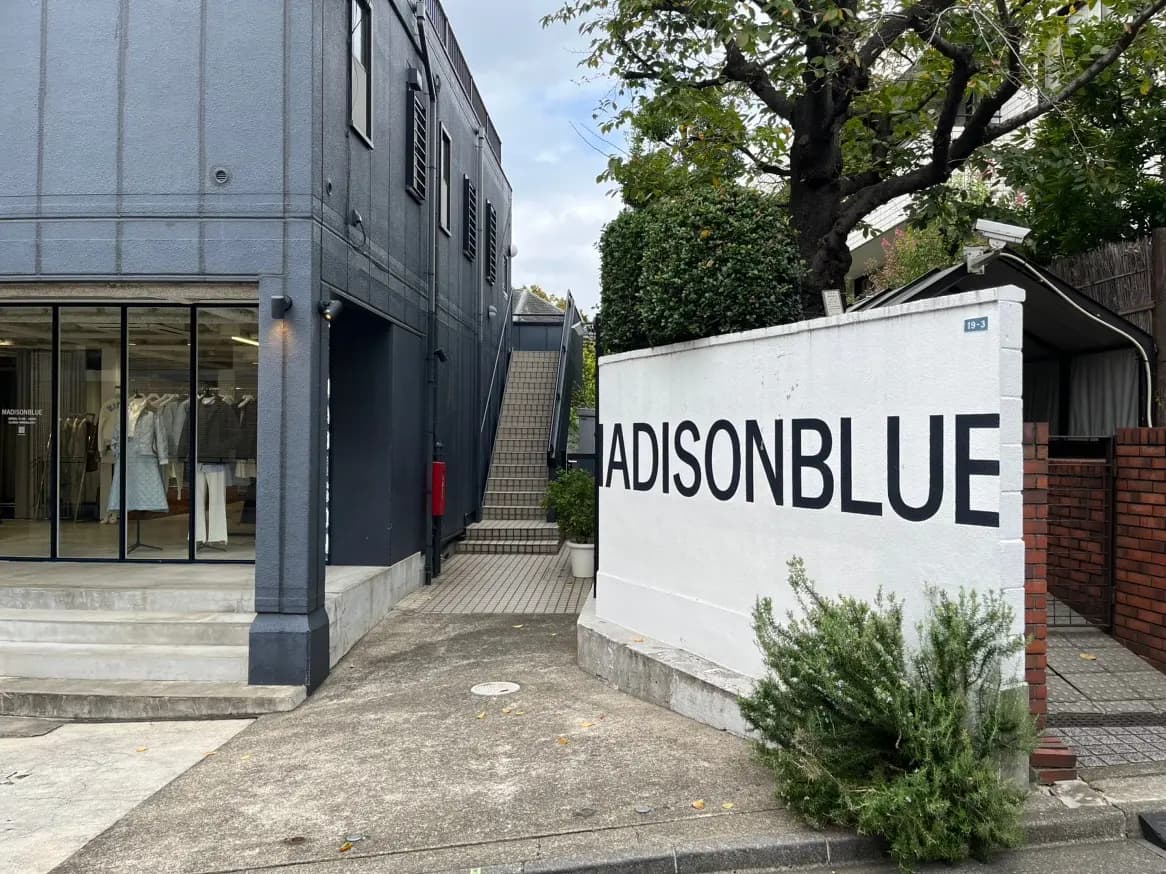 オシャレな外観のファッションショップ、ADISONBLUEの看板が目を引くストリートビュー