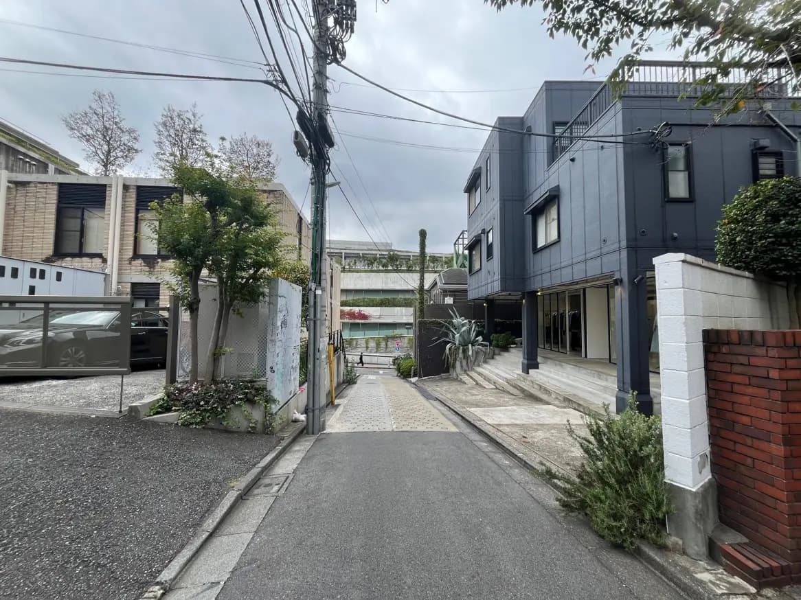 都市の住宅街の風景、緑豊かな植栽とモダンな外観の建物