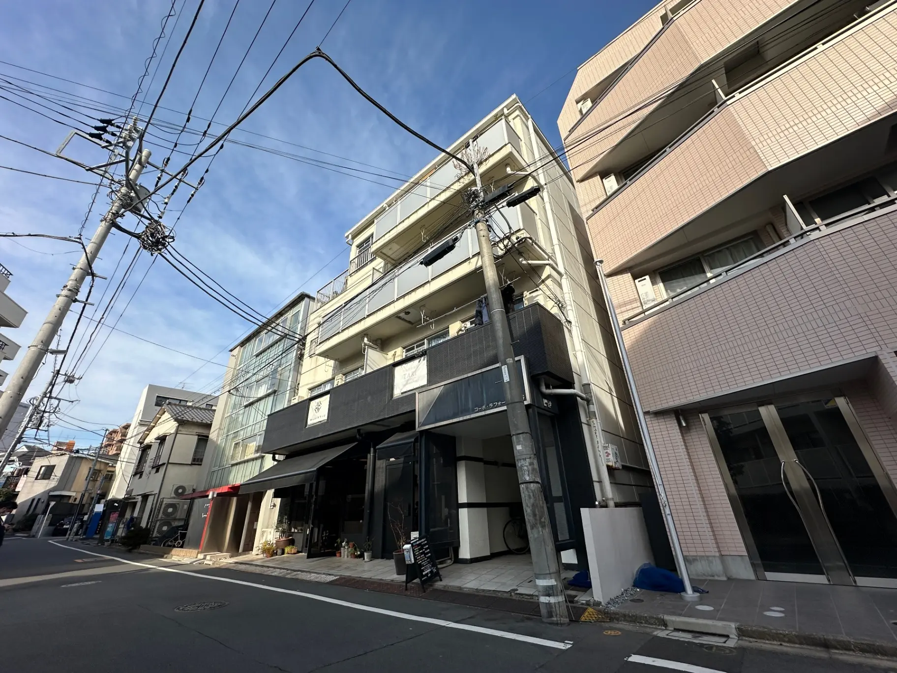 日本の都市風景、建物が立ち並ぶ通り、電柱と電線が目立つ景色