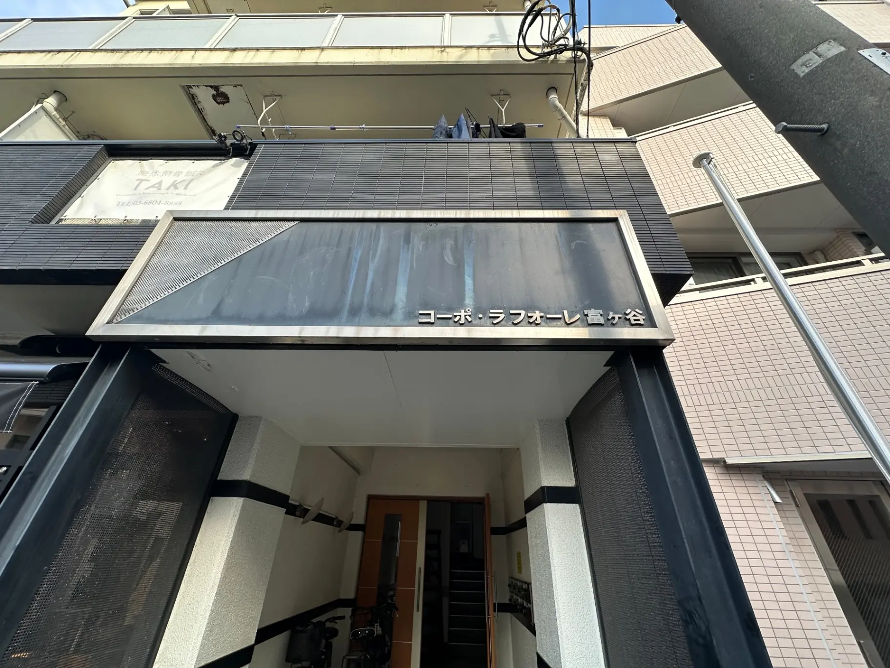 ビルの入口にあるコーポレーションビル名表示