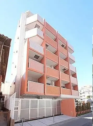 - 明るいピンクと白の外観を持つ現代的な5階建てのアパートメントビル、バルコニー付きのデザイン