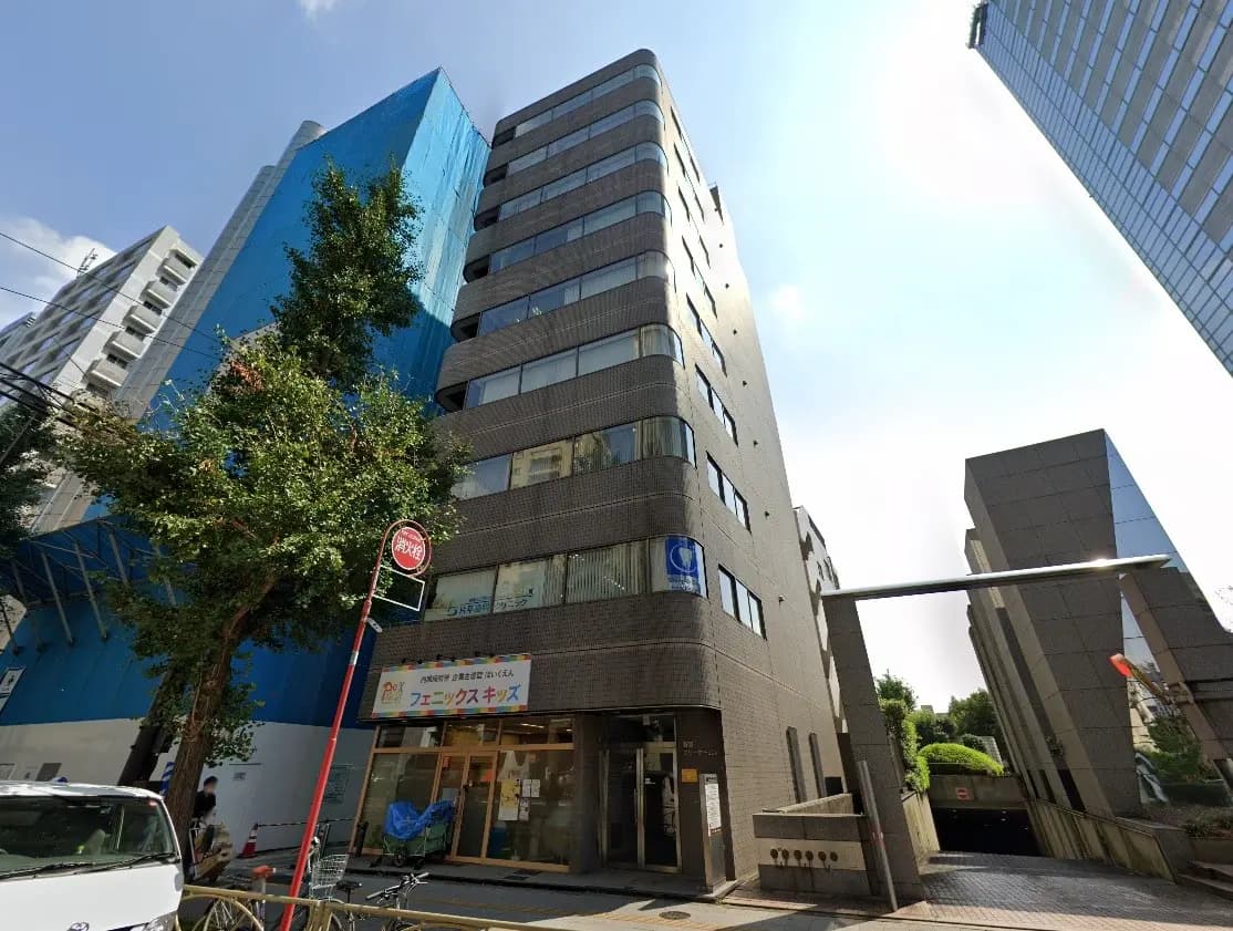 都市の風景、オフィスビルと商業ビルが立ち並ぶ通り、晴れた日の青空
