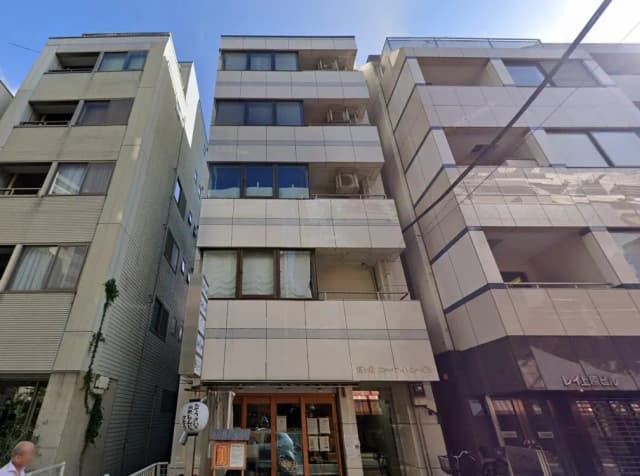 日差しが差し込む都市の景観、モダンな建物のファサード、日本の商店街の日常風景