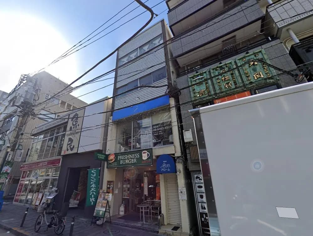 日本の都市風景、電柱と配線、店舗の看板、晴れた日の通り