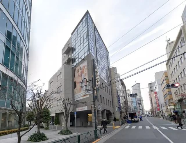 都市の風景、ビルと広告看板がある通り、横断歩道と街路樹
