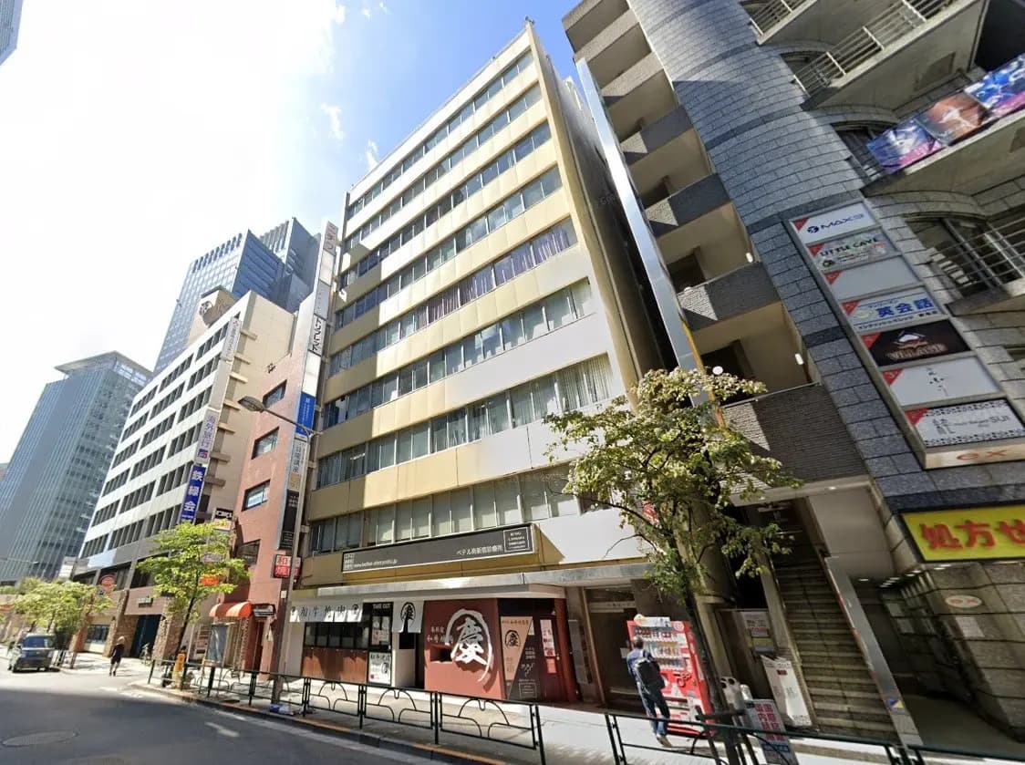 都市のオフィスビルとショップが並ぶ通り、晴れた日の街並み