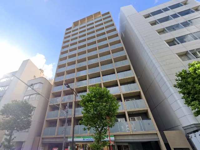 - 現代的なデザインの高層マンション、バルコニーがある外観、周囲には緑の木々と明るい青空