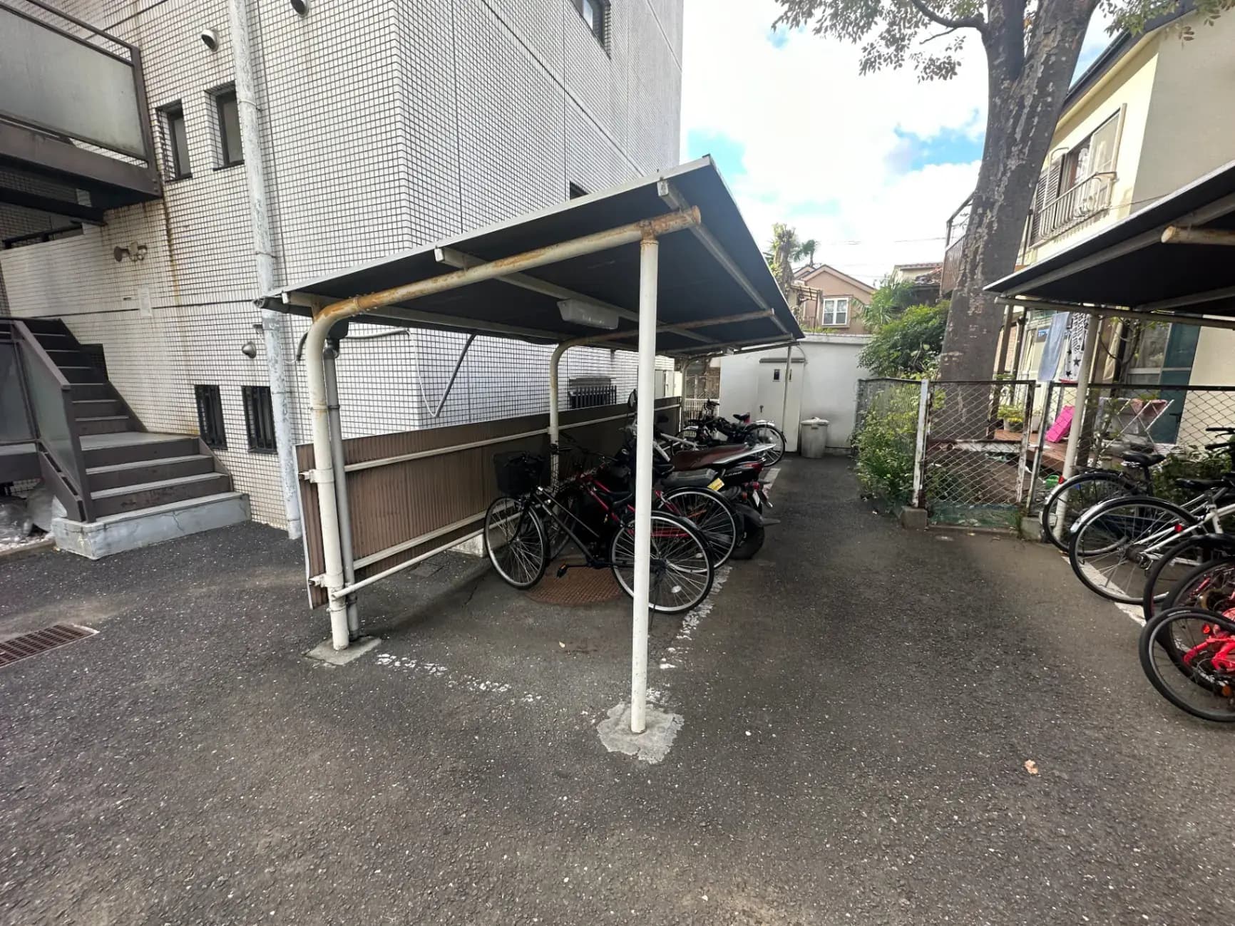 屋根付きの駐輪スペースがあるアパート