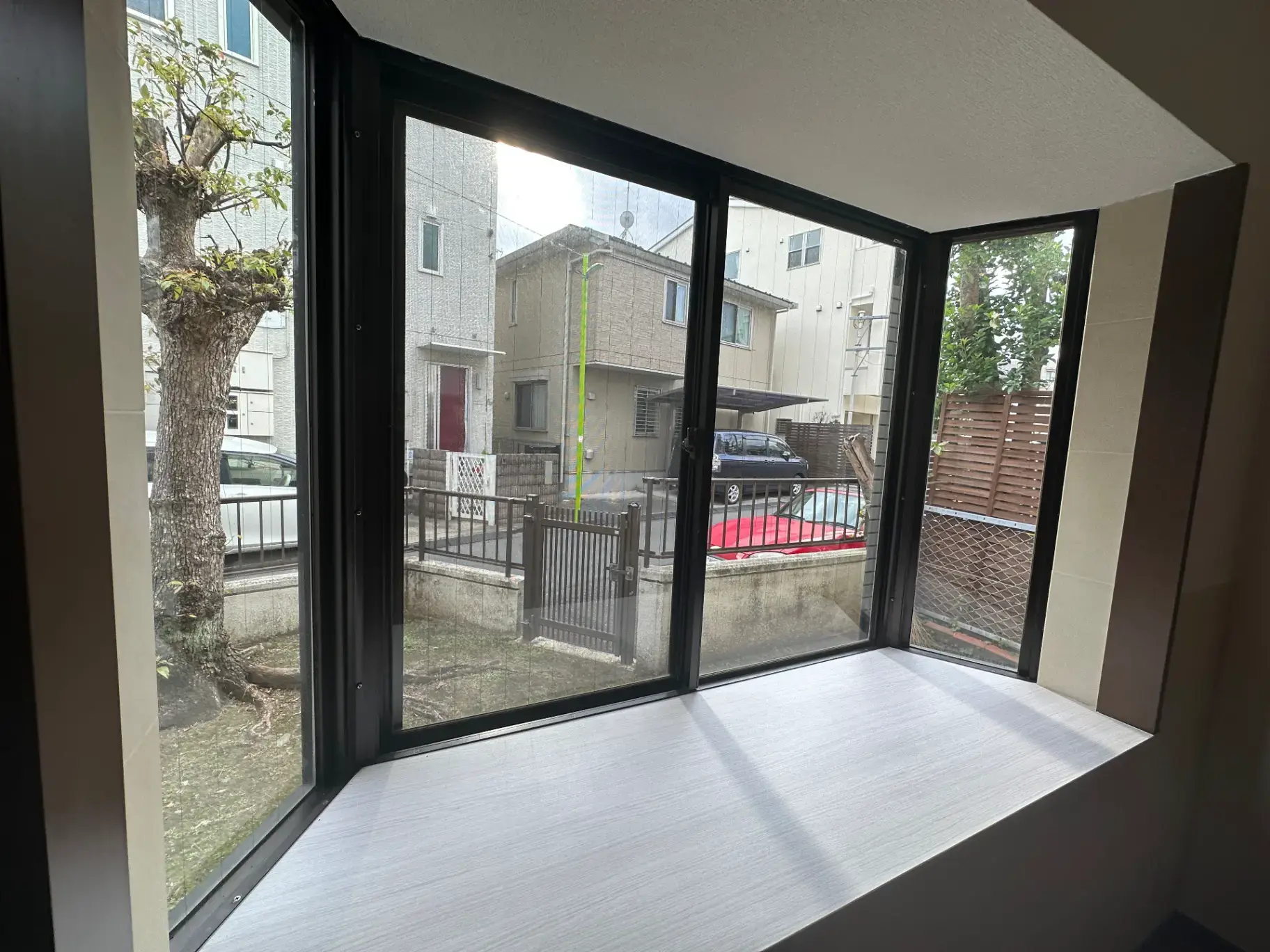 日当たりの良い角部屋、広々とした窓のあるリビングスペース