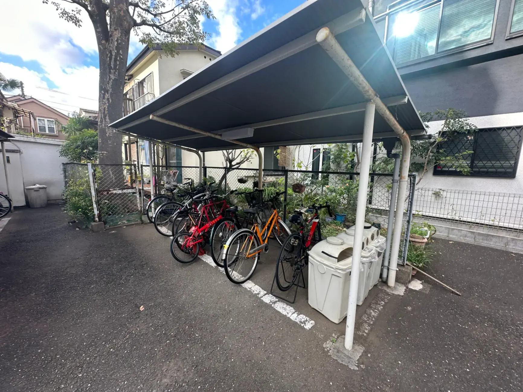 自転車置き場が備え付けられた屋根付きの駐輪スペース
