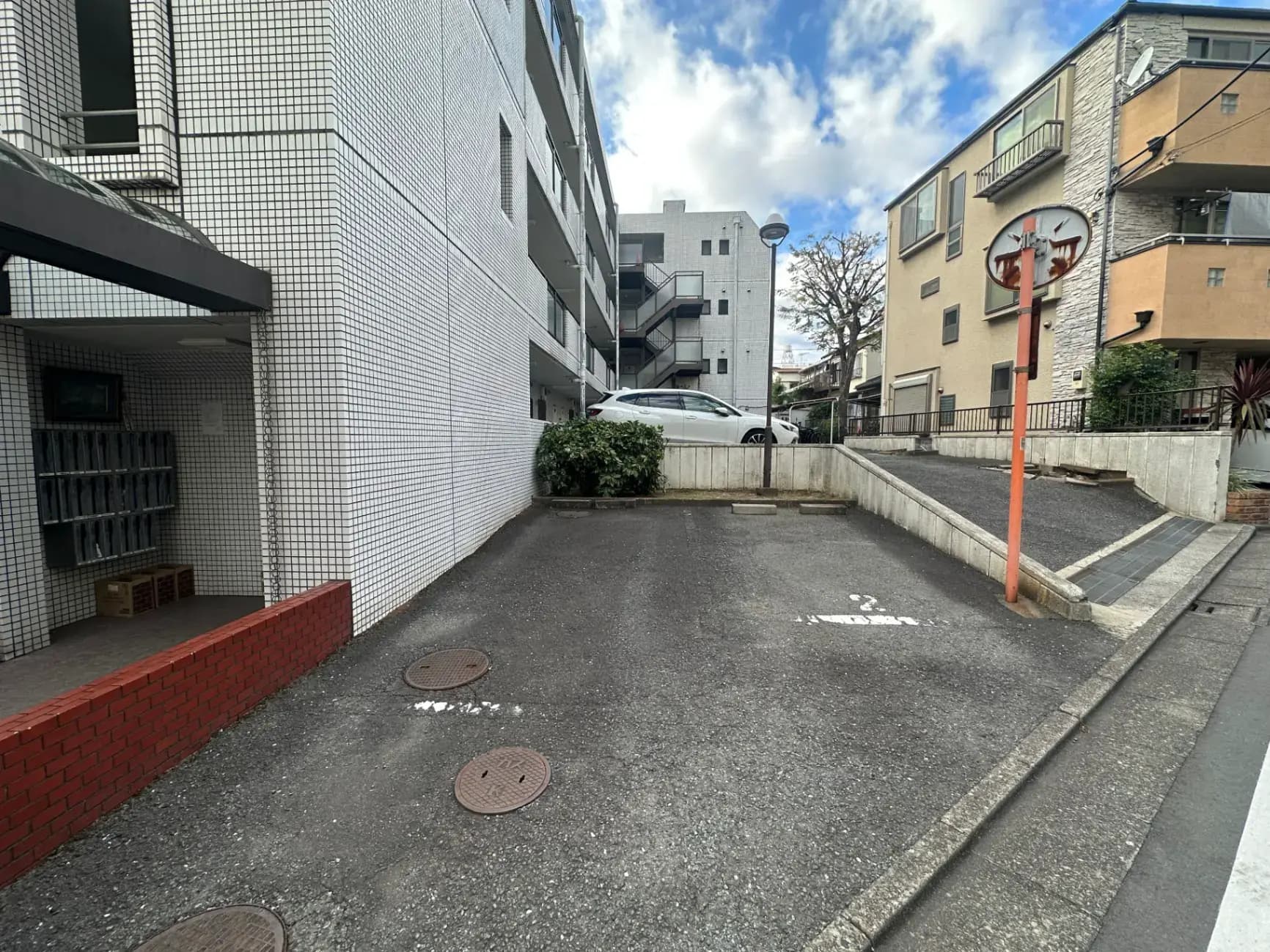 駐車スペース付きの住宅街に位置する物件