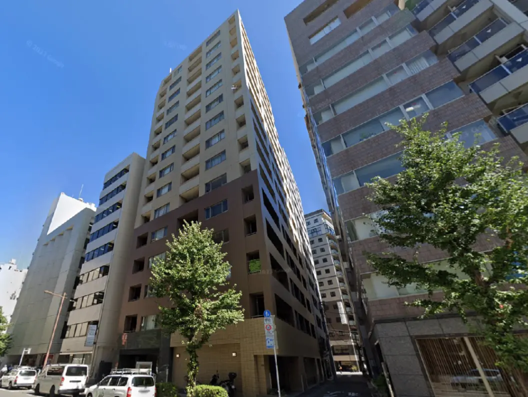 - モダンな高層ビルが立ち並ぶ街並み、青空の下での住宅エリアの風景、緑豊かな街路樹と車が見えるシーン