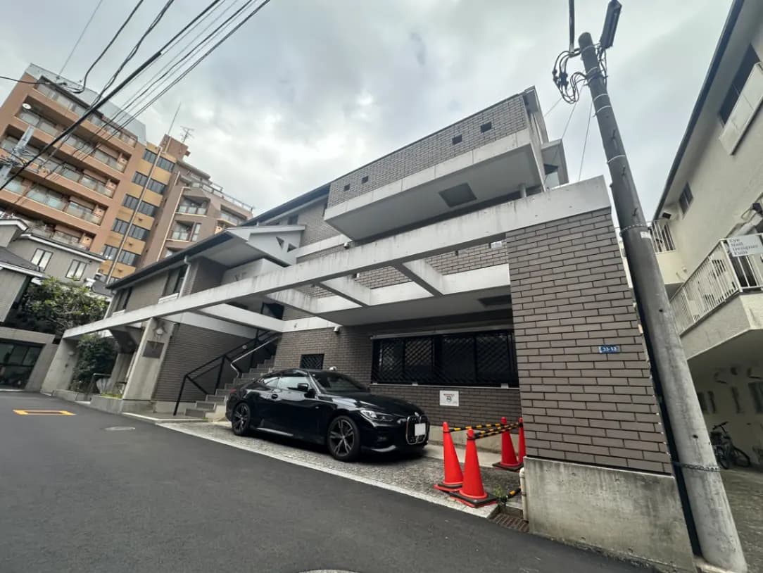 都市風景のモダンな多層型駐車場、通りに面したレンガ調の建築デザイン